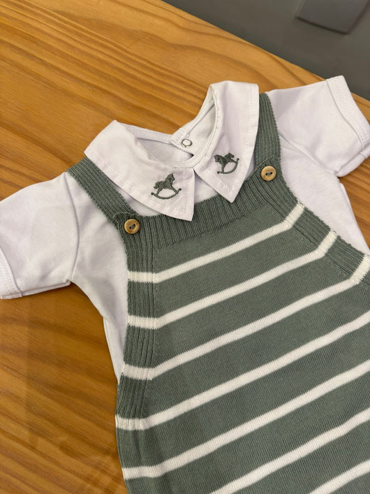 CONJUNTO BODY MANGA CURTA E JARDINEIRA LISTRAS FINAS TRICÔ CAVALO BORDADO MENINO LUI BAMBINI