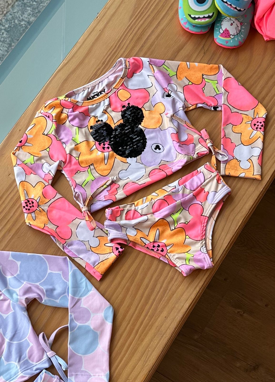 CONJUNTO BLUSA MANGA LONGA COM AMARRAÇÃO E CALCINHA FLORES E MICKEY PAETES MENINA FAKINI