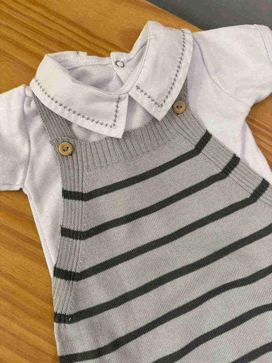 CONJUNTO BODY MANGA CURTA E JARDINEIRA LISTRAS TRICÔ PONTILHADO BORDADO MENINO LUI BAMBINI