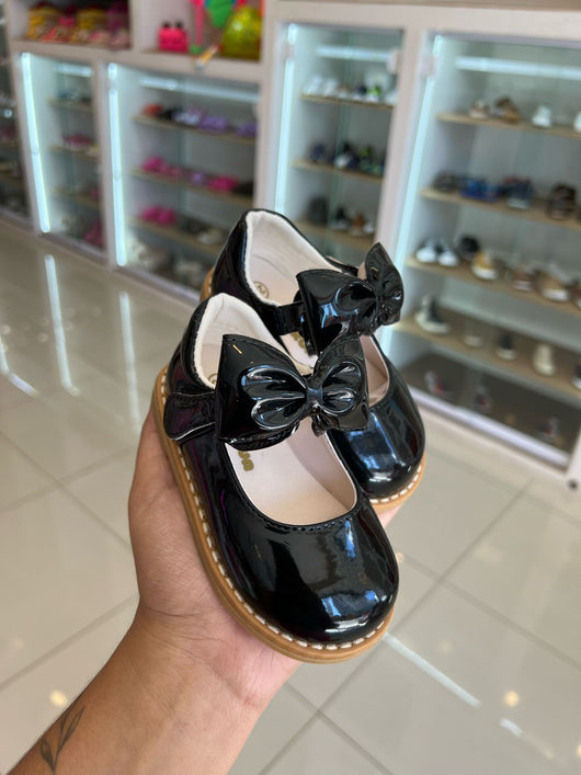 SAPATO VERNIZ COM COSTURA VELCRO E LAÇO REMOVÍVEL MENINA XUA XUA