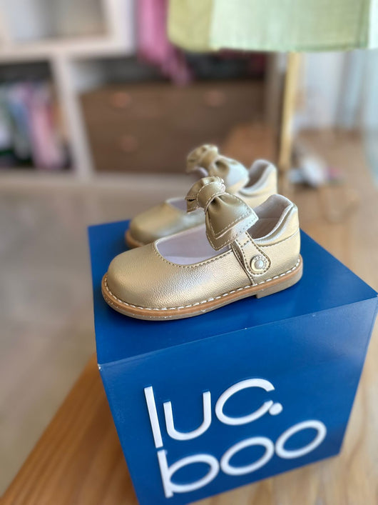 SAPATO DOURADO COM VELCRO PÉROLA STRASS E LAÇO REMOVÍVEL MENINA XUA XUA