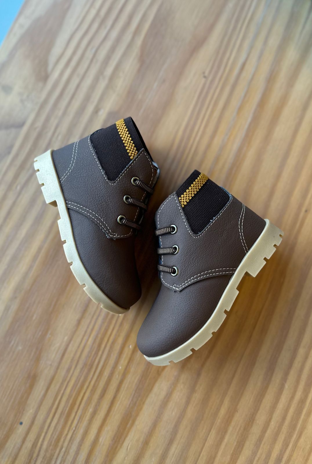 BOTA KIDS COM CADARÇO ELÁSTICO E CALCANHAR TRANÇADO MENINO PIMPOLHO