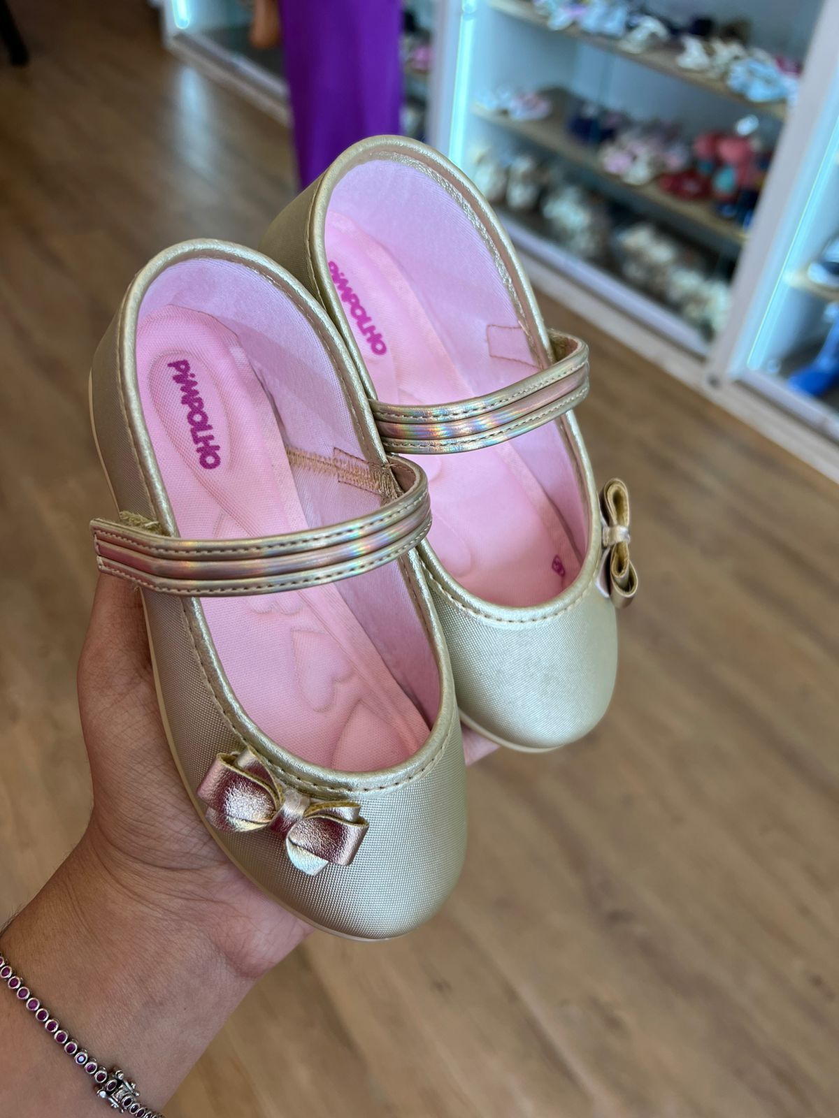 SAPATILHA DOURADA COM VELCRO LATERAL E LAÇO MENINA PIMPOLHO
