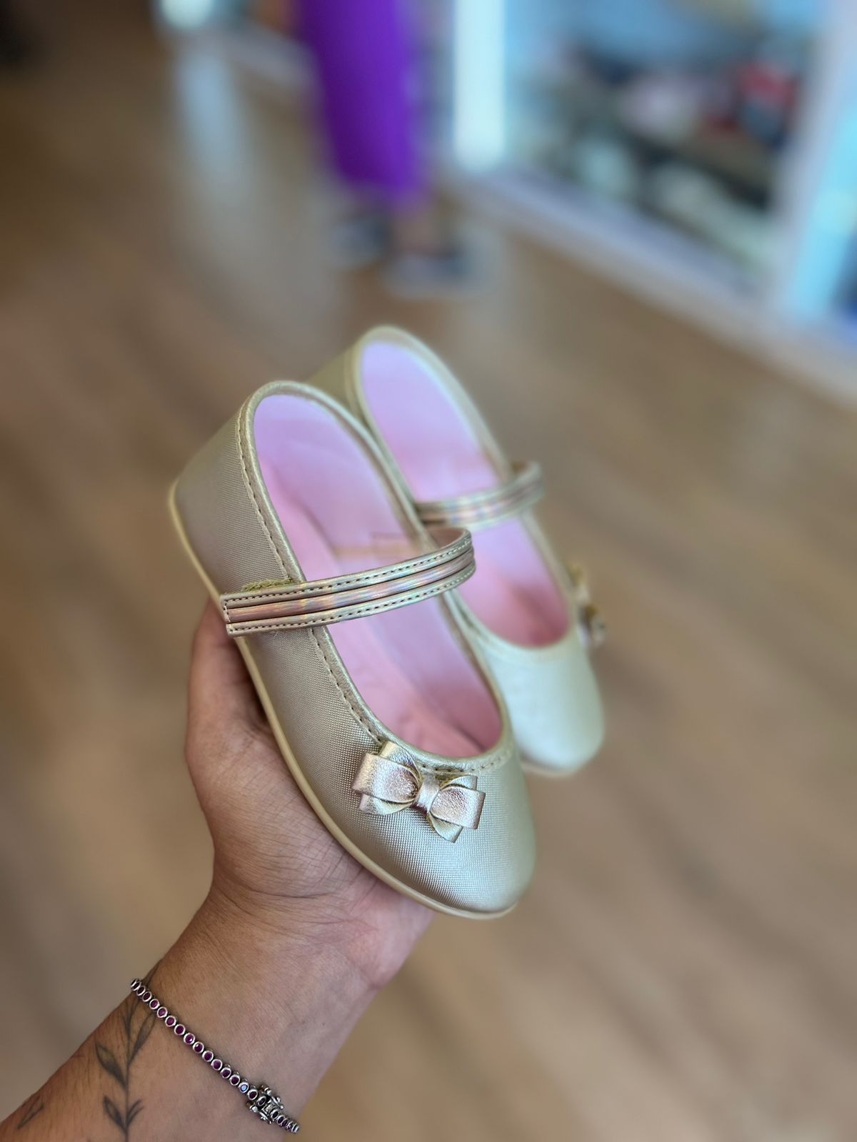 SAPATILHA DOURADA COM VELCRO LATERAL E LAÇO MENINA PIMPOLHO