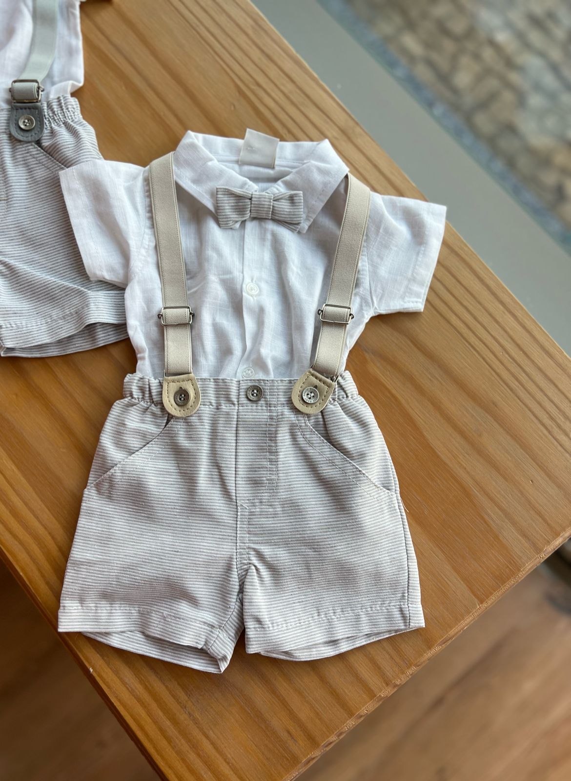 CONJUNTO BODY MANGA CURTA GRAVATA E SHORT SARJA COM SUSPENSÓRIO MENINO ANJOS BABY
