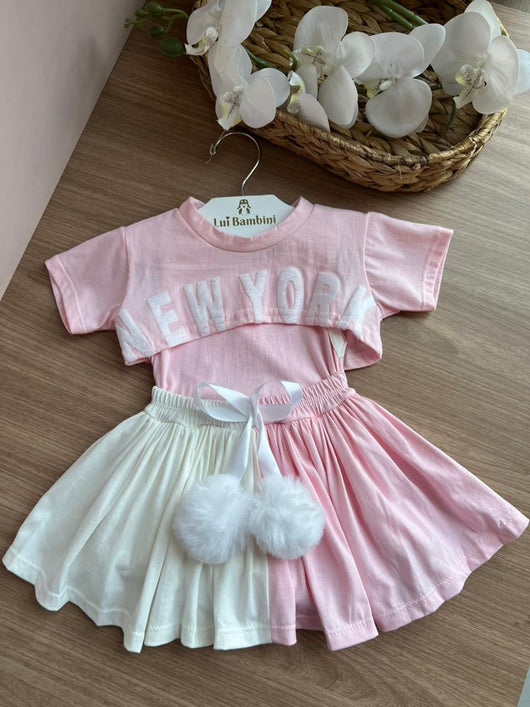 CONJUNTO BLUSA MANGA CURTA CROPPED BLUSA REGATA NEW YORK E SHORT SAIA POMPOM MENINA LUI BAMBINI