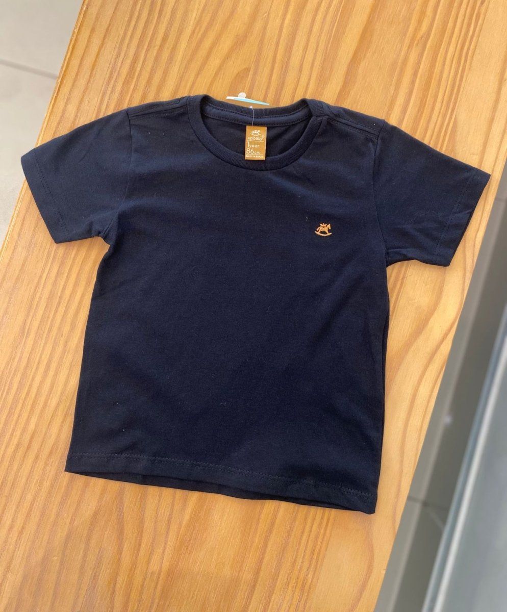 CAMISA MANGA CURTA EM MEIA MALHA COM BORDADO MENINO UP BABY