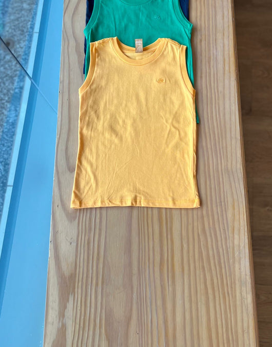 CAMISETA REGATA MEIA MALHA COM BORDADO MENINO UP BABY