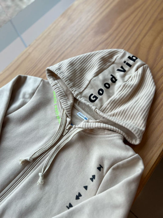CONJUNTO JAQUETA MANGA LONGA CAPUZ GOOD VIBES E CALÇA CANELADA MENINO FAKINI