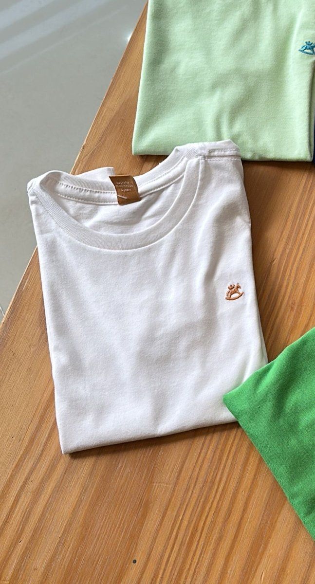 CAMISA MANGA CURTA EM MEIA MALHA COM BORDADO MENINO UP BABY