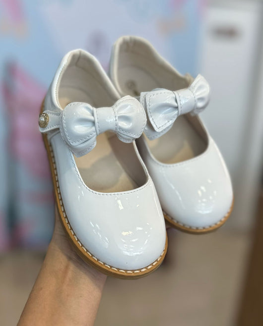 SAPATO VERNIZ COM VELCRO PÉROLA STRASS E LAÇO REMOVÍVEL MENINA XUA XUA