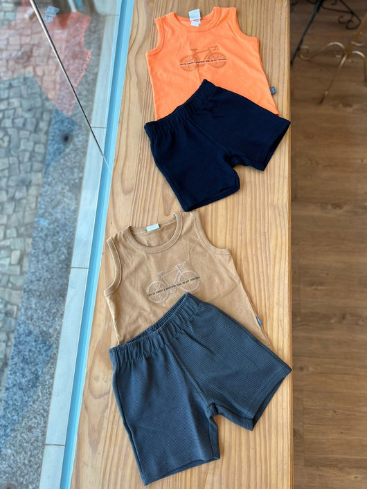 CONJUNTO REGATA BIKE EM RELEVO E BERMUDA MOLETINHO MENINO PULLA BULLA