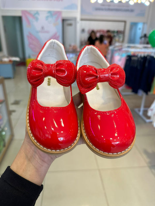 SAPATO VERNIZ COM VELCRO PÉROLA STRASS E LAÇO REMOVÍVEL MENINA XUA XUA