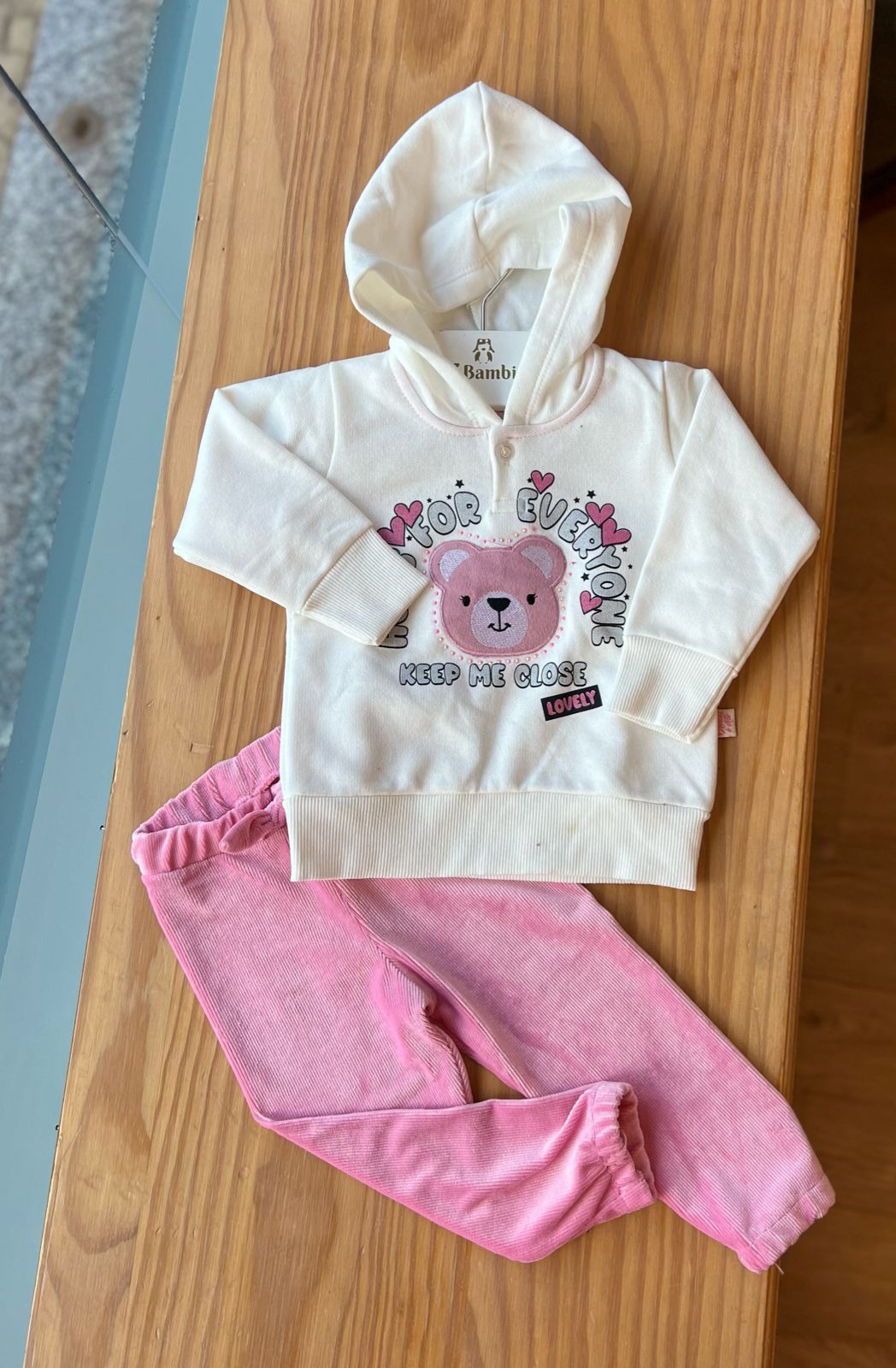 CONJUNTO JAQUETA MOLETOM MANGA LONGA CAPUZ CORAÇÕES STRASS E URSO COM CALÇA PLUSH MENINA BRINCAR