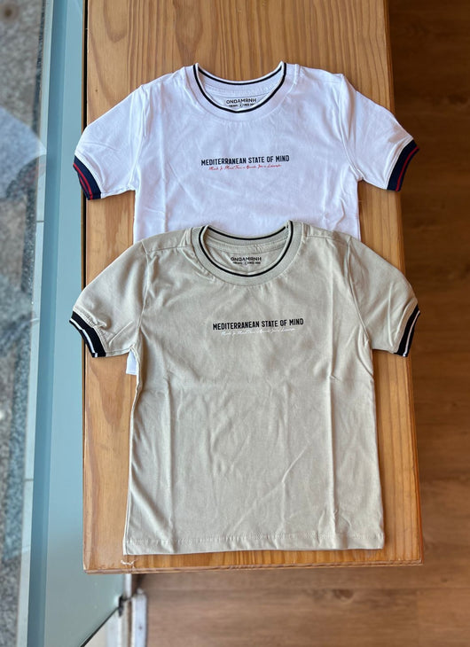 CAMISETA MANGA CURTA STATE OF MIND GOLA LISTRA E BORDADO MENINO ONDA MARINHA