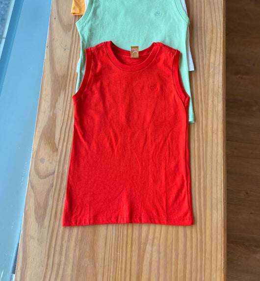 CAMISETA REGATA MEIA MALHA COM BORDADO MENINO UP BABY