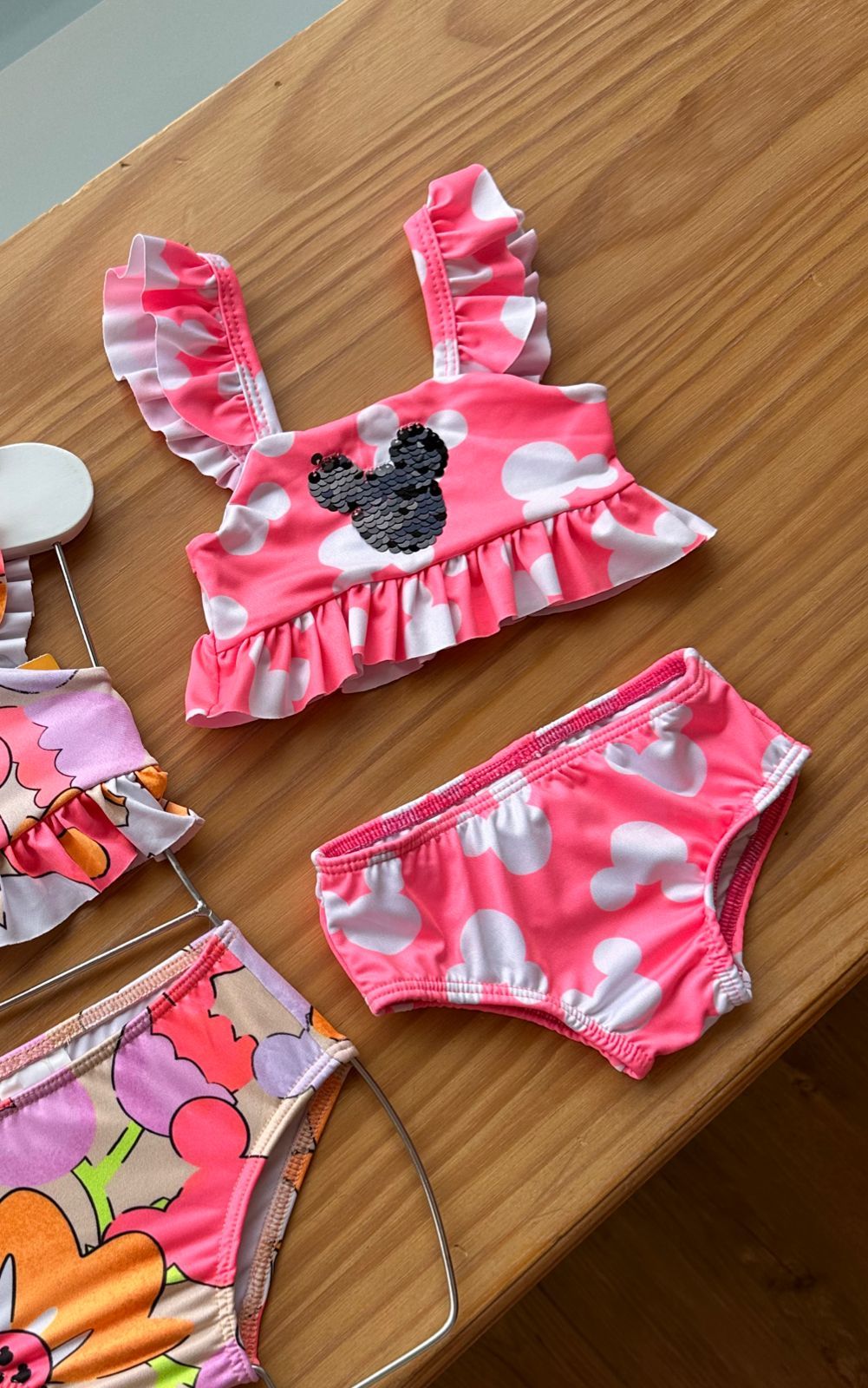 CONJUNTO BIQUINI COM ALÇA E CALCINHA MINNIE E FLORES PAETES UV50+ MENINA FAKINI
