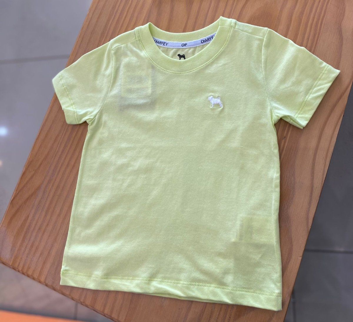 CAMISETA MANGA CURTA EM MEIA MALHA COM BORDADO E GOLA REDONDA MENINO CHARPEY