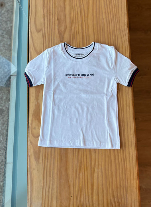 CAMISETA MANGA CURTA STATE OF MIND GOLA LISTRA E BORDADO MENINO ONDA MARINHA