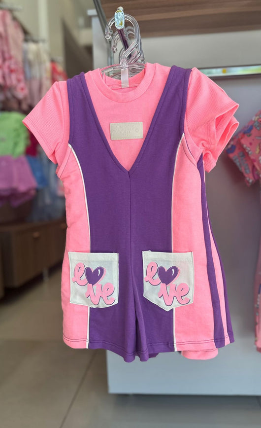 CONJUNTO BLUSA MANGA CURTA RIBANA CANELADA E JARDINEIRA BOLSOS LOVE MENINA CATAVENTO