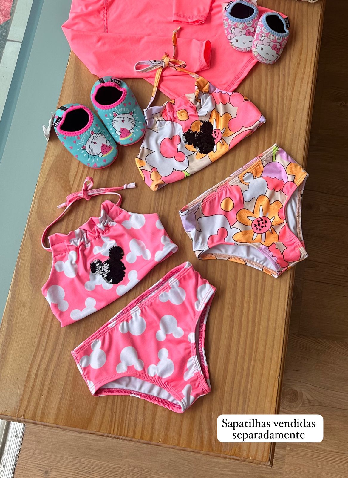 CONJUNTO BIQUINI COM ALÇA E CALCINHA MINNIE E FLORES PAETES UV50+ MENINA FAKINI
