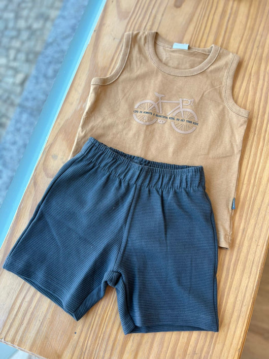 CONJUNTO REGATA BIKE EM RELEVO E BERMUDA MOLETINHO MENINO PULLA BULLA