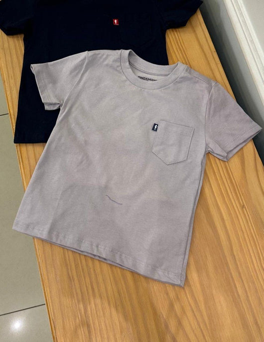 CAMISETA MANGA CURTA COM BOLSO EM MEIA MALHA MENINO ONDA MARINHA