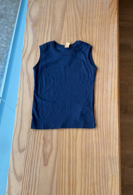 CAMISETA REGATA MEIA MALHA COM BORDADO MENINO UP BABY