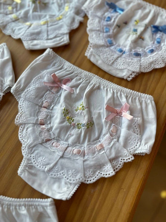 CALCINHA ALGODÃO COM RENDAS LAÇOS E LAISE BORDADOS VARIADOS MENINA LUI BAMBINI