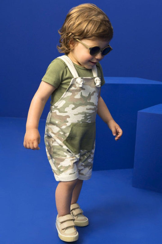 CONJUNTO BODY MANGA CURTA COM JARDINEIRA ALÇA CAMUFLADA BOLSO MENINO LUC BOO