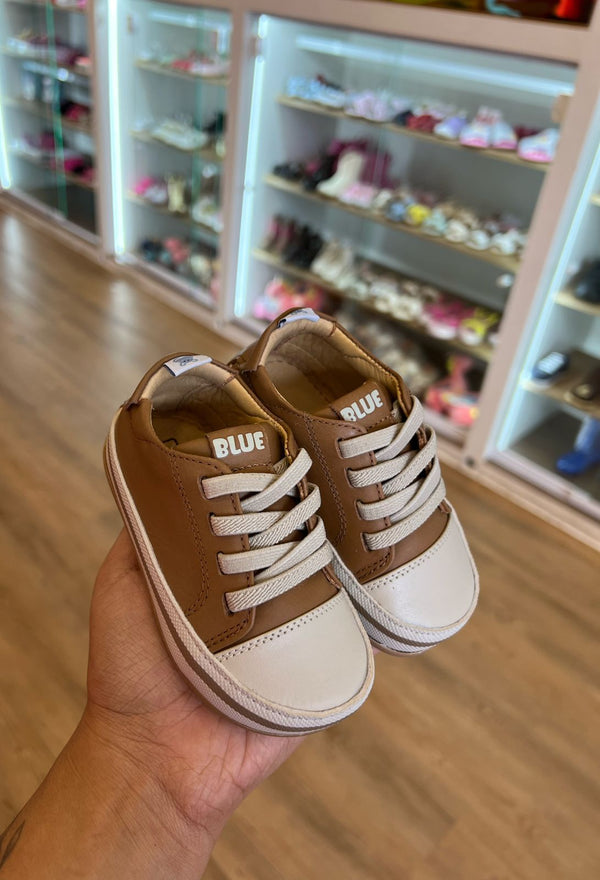TÊNIS EM COURO COM CADARÇO ELÁSTICO JADE CAPPUCCINO MENINO BLUE