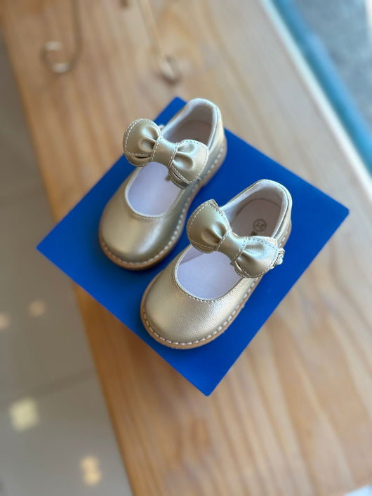 SAPATO DOURADO COM VELCRO PÉROLA STRASS E LAÇO REMOVÍVEL MENINA XUA XUA