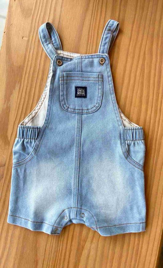 JARDINEIRA COM BOLSO E ALÇA AJUSTÁVEL EM MOLETON JEANS MENINO ONDA MARINHA PRO40