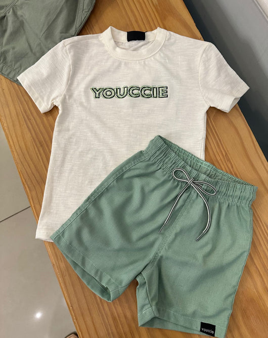 CONJUNTO CAMISETA MANGA CURTA COM ESCRITA BORDADA E BERMUDA LINHO MENINO YOUCCIE PRO30