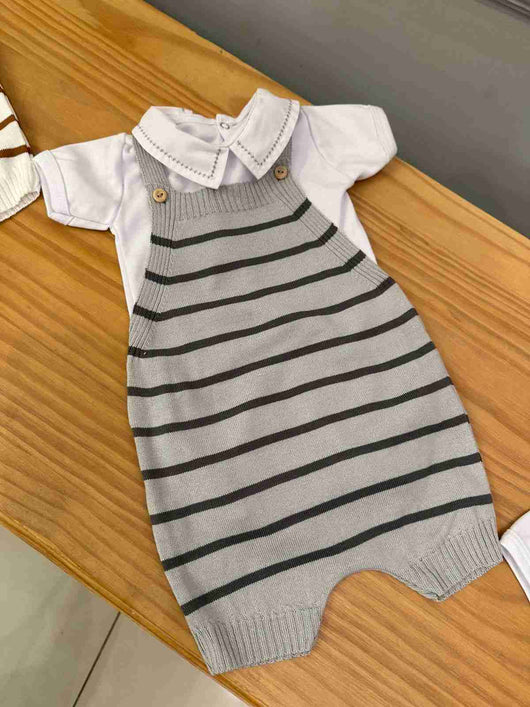 CONJUNTO BODY MANGA CURTA E JARDINEIRA LISTRAS TRICÔ PONTILHADO BORDADO MENINO LUI BAMBINI