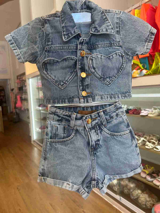 CONJUNTO JAQUETA JEANS MANGA CURTA COM BOLSOS CORAÇÕES E SHORT BARRA DOBRADA MENINA LUI BAMBINI