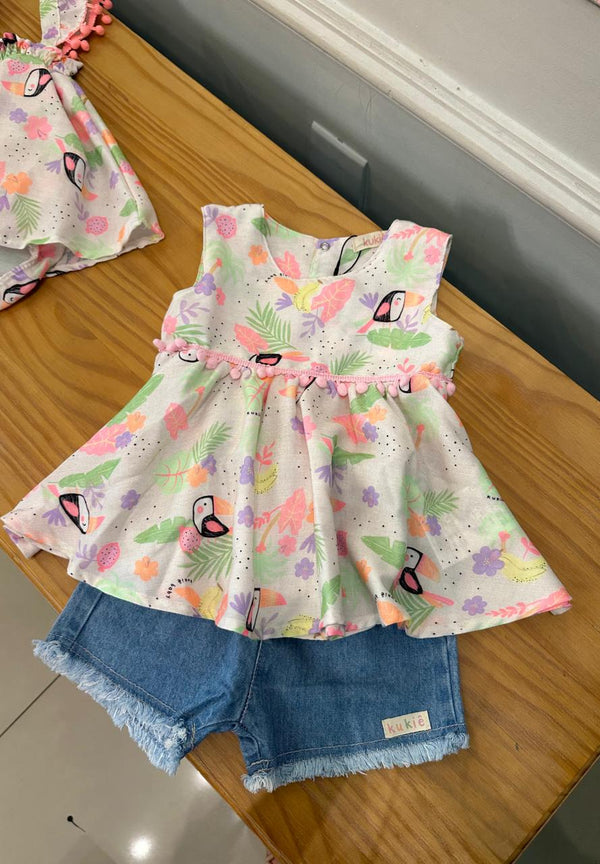 CONJUNTO BATA REGATA FLORAL TUCANOS POMPOM E SHORT JEANS BARRA DESFIADA MENINA KUKIE - CONJUNTO MENINA - MENINA - MODA INFANTIL MENINA