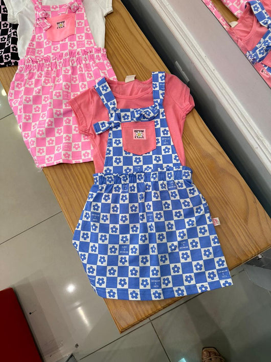 CONJUNTO BLUSA MANGA CURTA LISA E SALOPETE QUADRICULADA FLORAL BOLSO MENINA BRINCAR - CONJUNTO INFANTIL FEMININO - CONJUNTO MENINA - MENINA