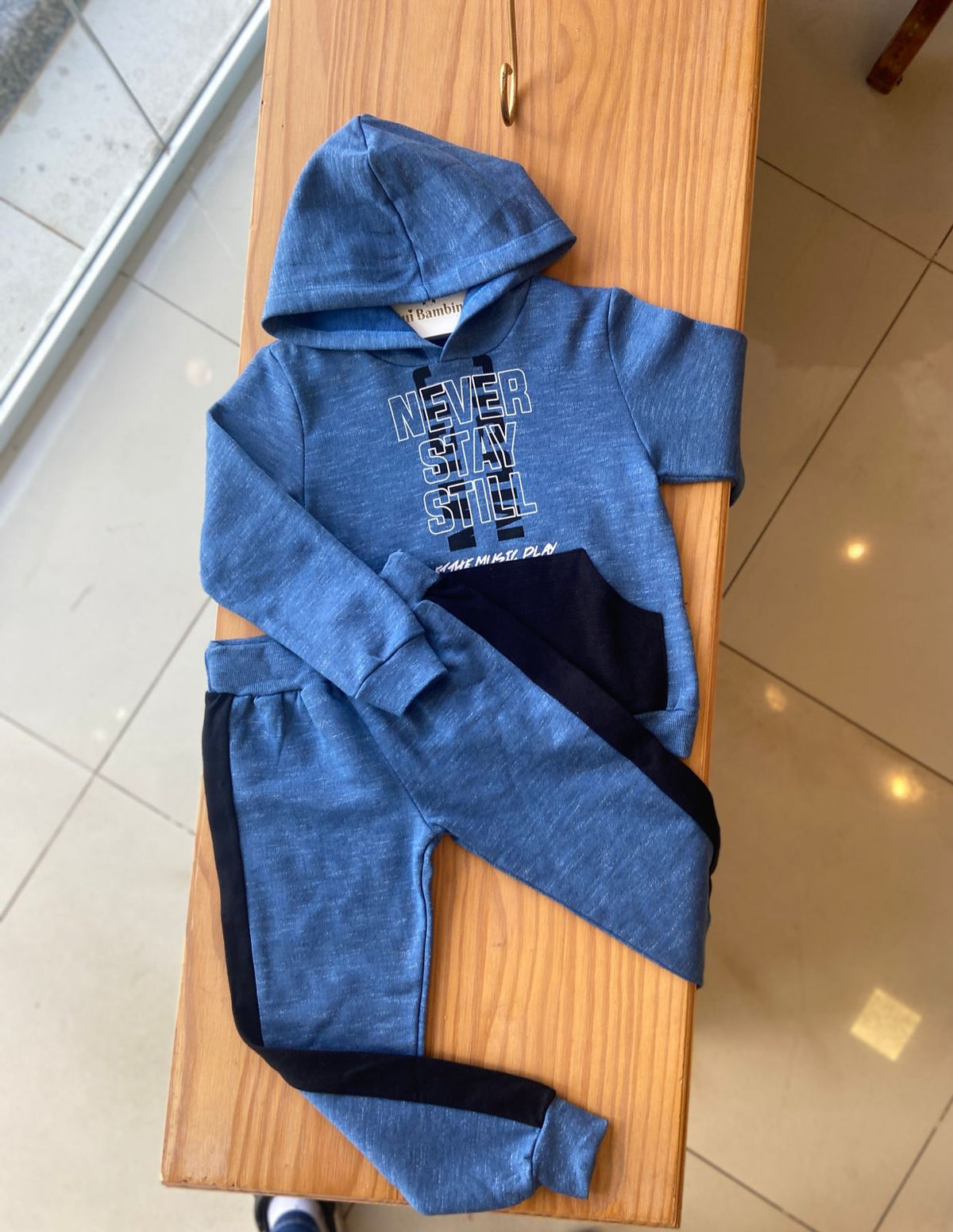 CONJUNTO MOLETOM MANGA LONGA CAPUZ E CALÇA NEVER STAY STILL MENINO BICHO BAGUNÇA