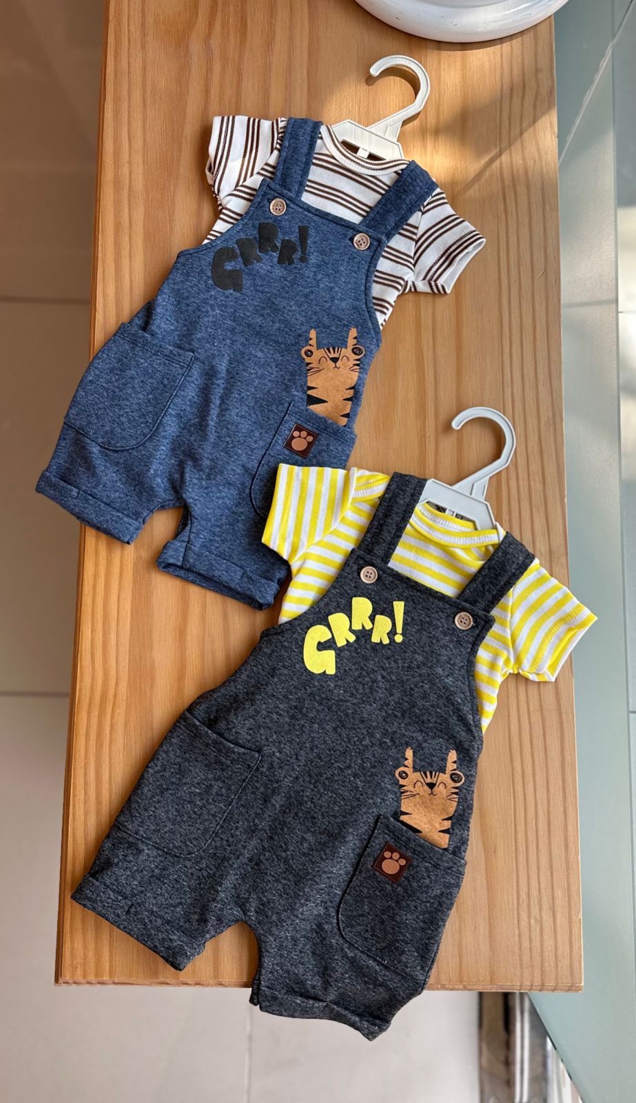 CONJUNTO BODY MANGA CURTA LISTRADO COM JARDINEIRA TIGRE BOLSOS MENINO IAZE - CONJUNTO INFANTIL MASCULINO - CONJUNTO MENINO - JARDINEIRA MENINO