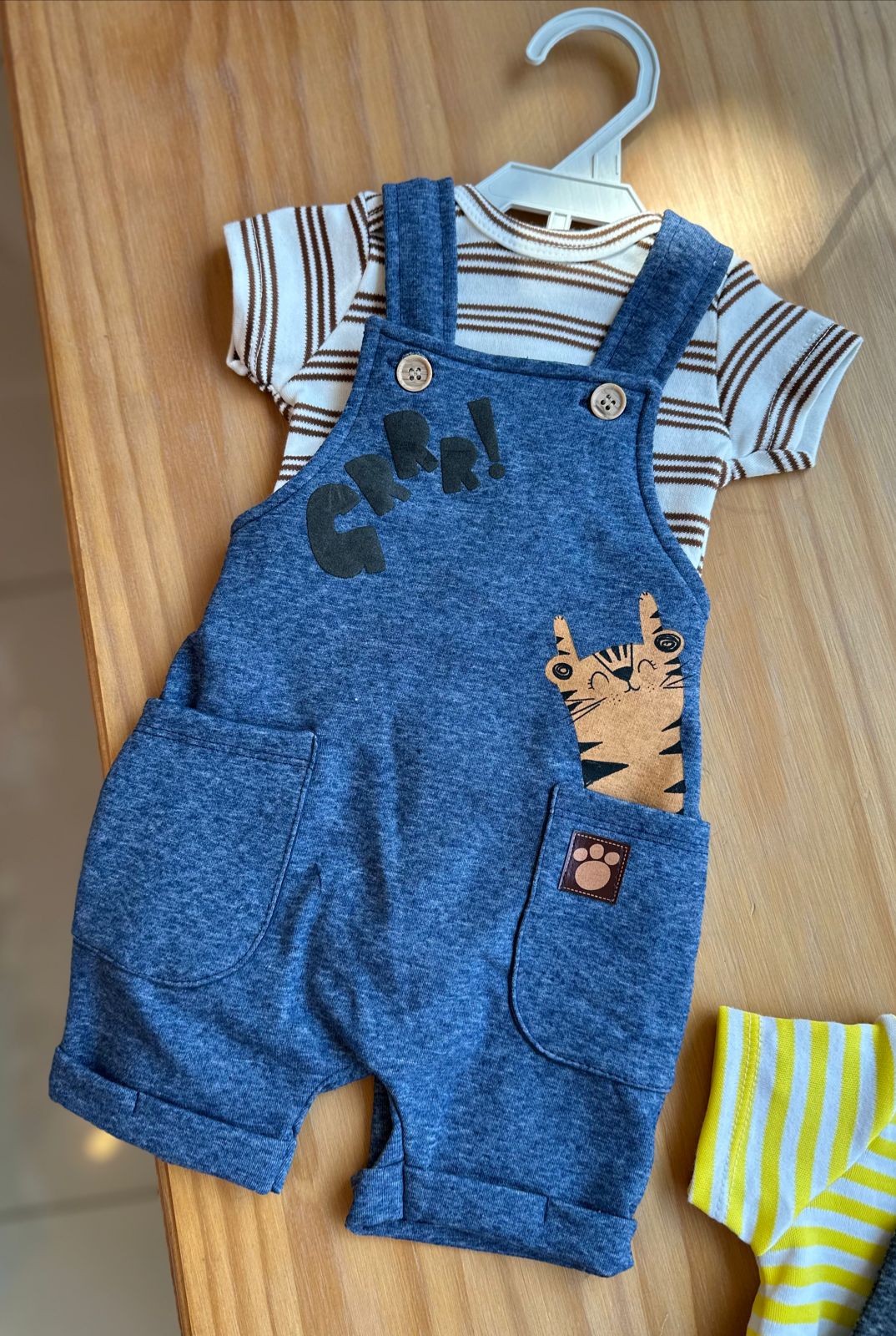 CONJUNTO BODY MANGA CURTA LISTRADO COM JARDINEIRA TIGRE BOLSOS MENINO IAZE - CONJUNTO INFANTIL MASCULINO - CONJUNTO MENINO - JARDINEIRA MENINO