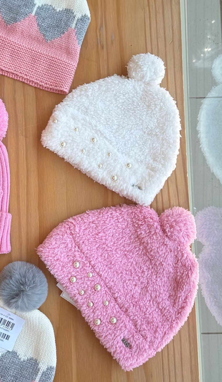 GORRO PELUCIADO COM POMPOM E PÉROLAS MENINA KUKIE