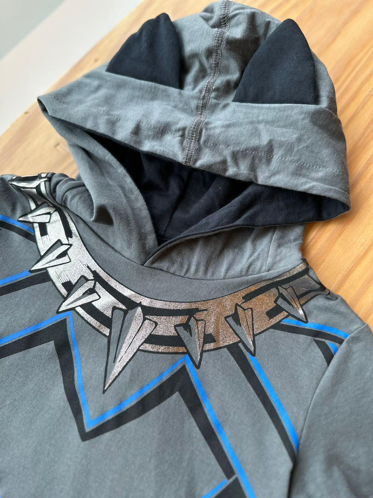 CONJUNTO CAMISETA MANGA CURTA COM CAPUZ E BERMUDA PANTERA NEGRA MENINO YOUCCIE