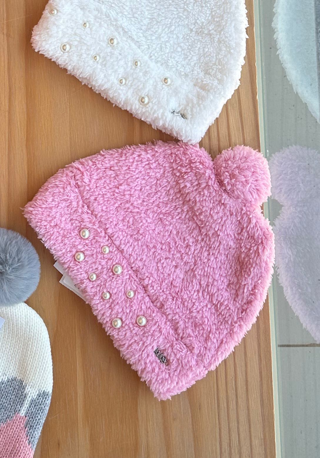 GORRO PELUCIADO COM POMPOM E PÉROLAS MENINA KUKIE