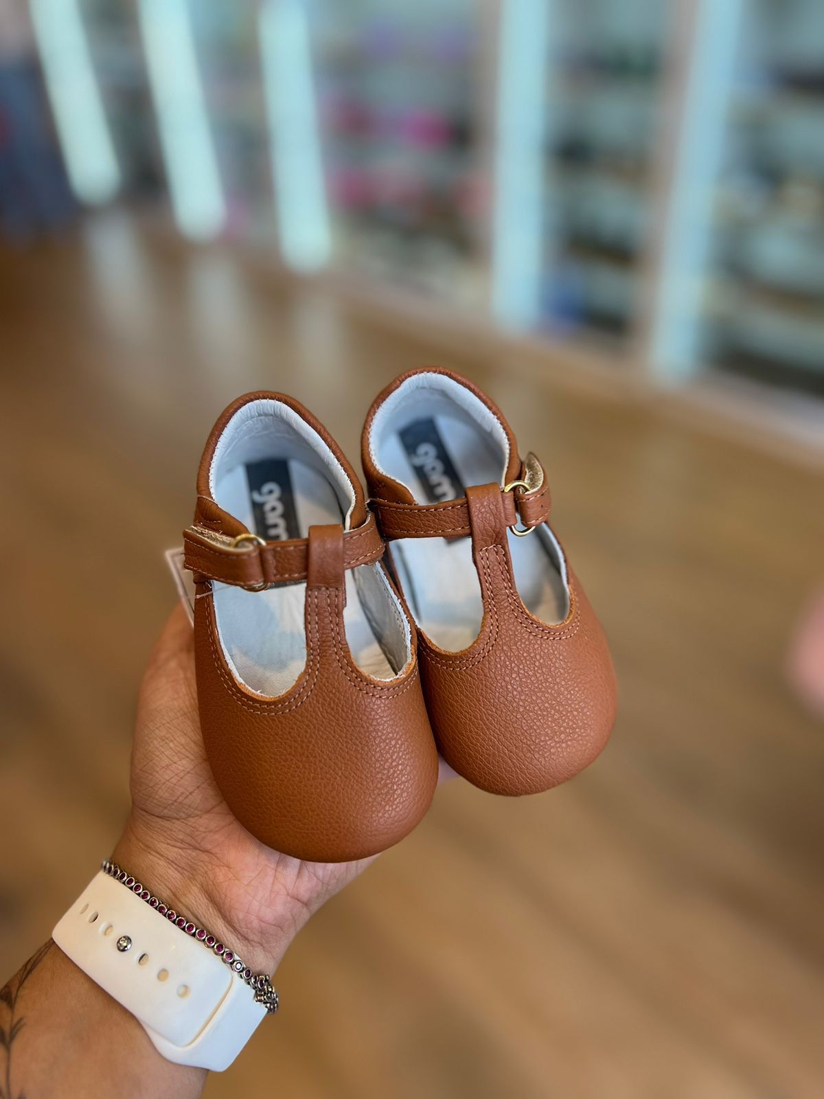 SAPATILHA COURO COM VELCRO E AJUSTE NA FIVELA MENINA GAMBO