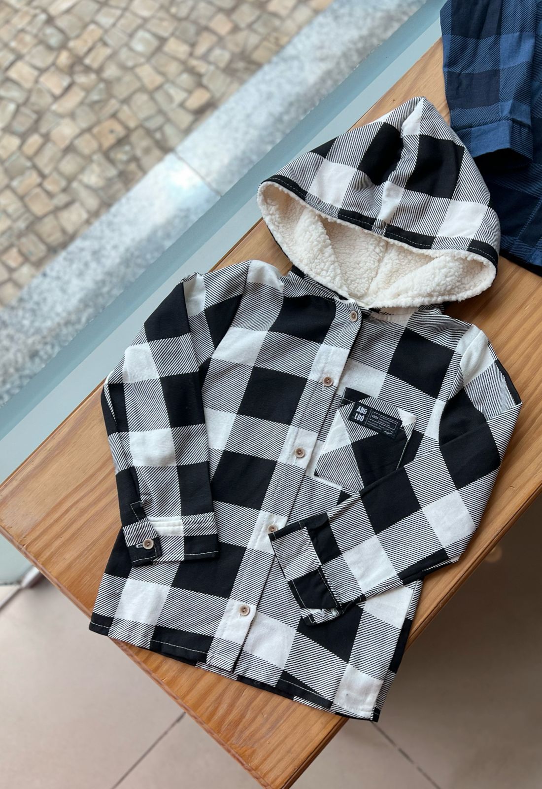 CAMISA MANGA LONGA FLANELADA XADREZ COM CAPUZ PELUCIADO E BOLSO MENINO ANGERÔ