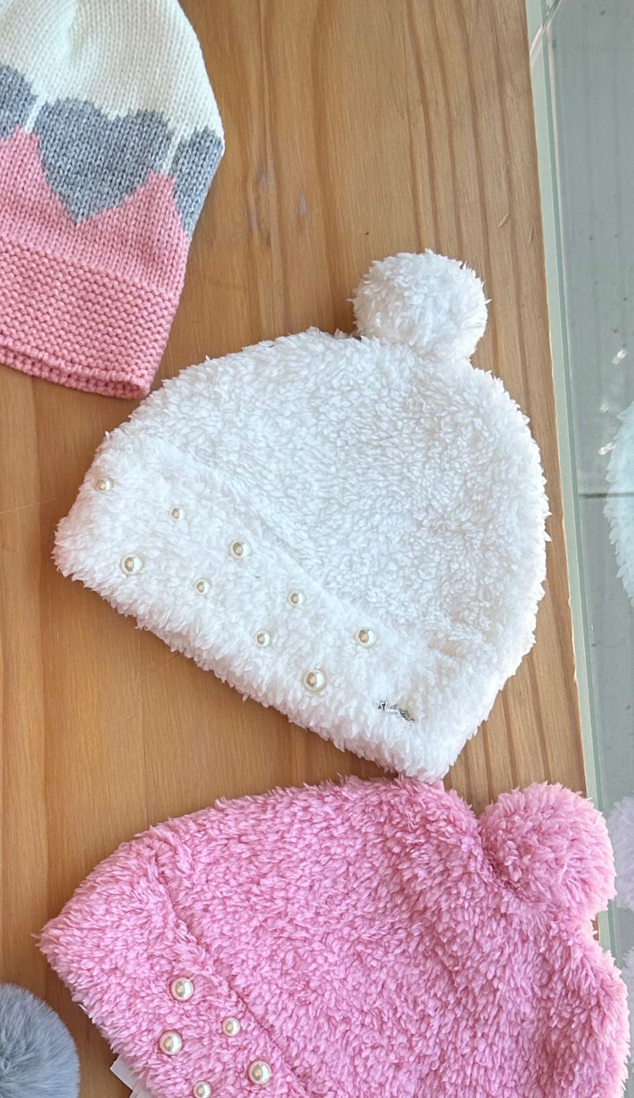 GORRO PELUCIADO COM POMPOM E PÉROLAS MENINA KUKIE