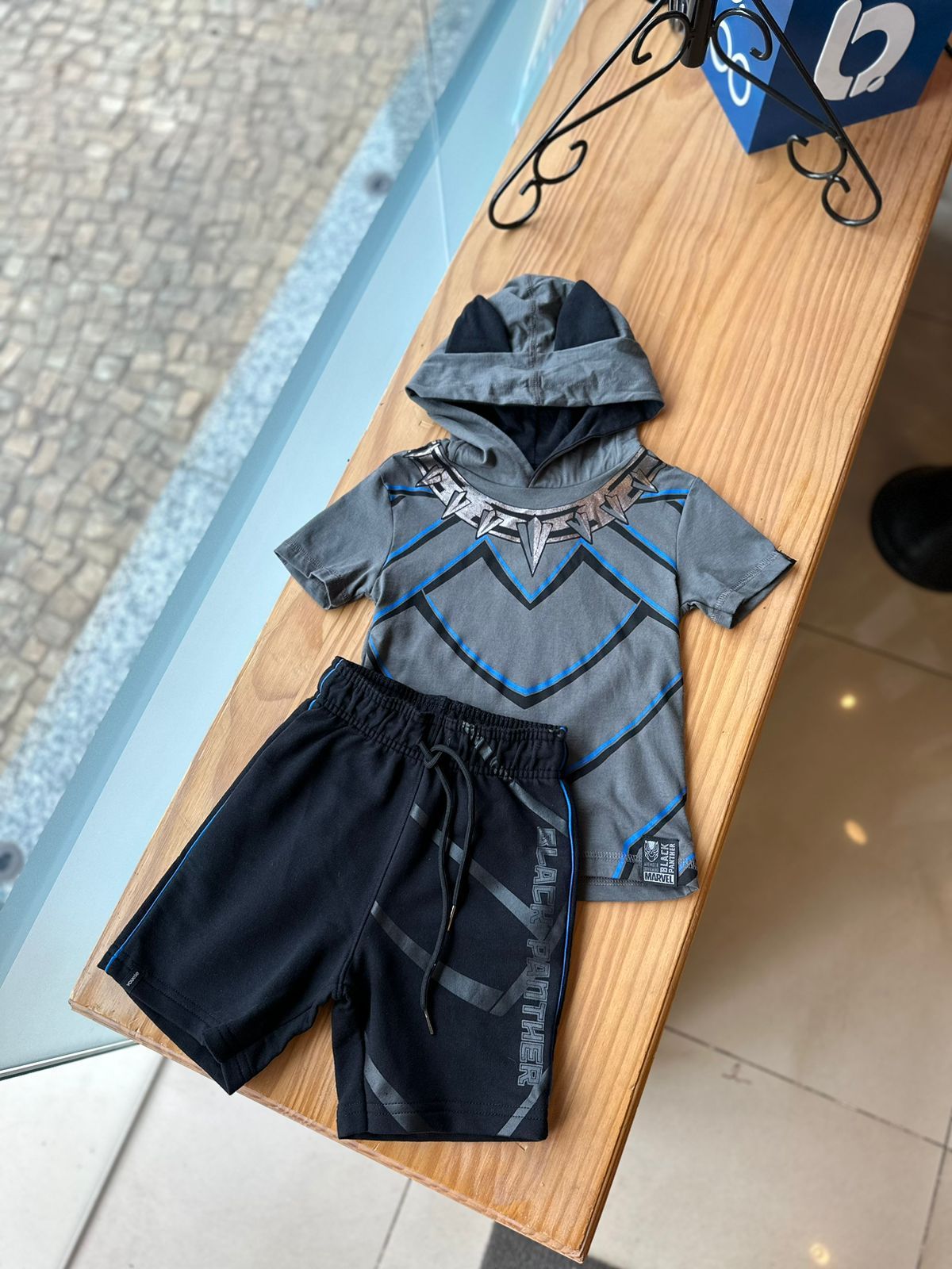 CONJUNTO CAMISETA MANGA CURTA COM CAPUZ E BERMUDA PANTERA NEGRA MENINO YOUCCIE