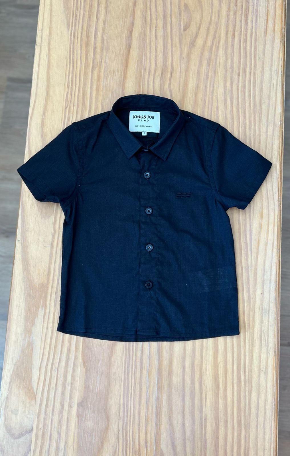 CAMISA MANGA CURTA CASUAL PLAY SLIM COM BORDADO GOLA E BOTÕES MENINO KING&JOE