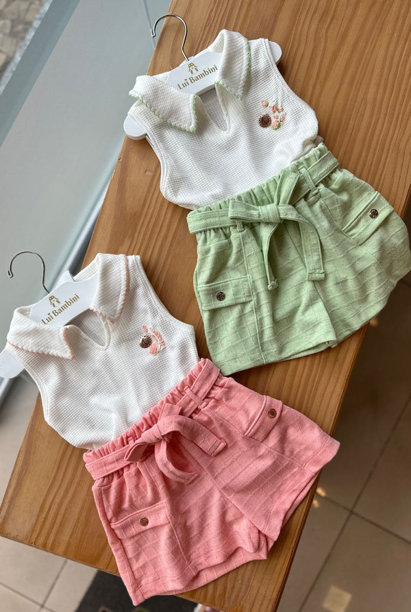 CONJUNTO BLUSA REGATA GOLA FLORES BORDADAS PÉROLAS E SHORT CINTO MENINA KIKI XODO